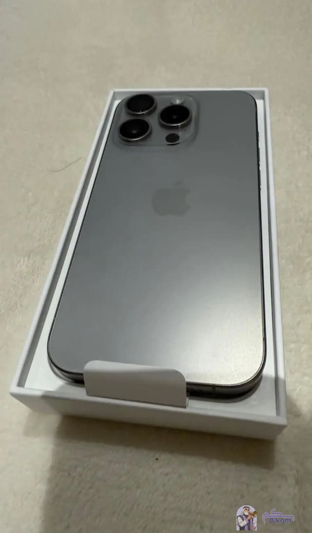 للبيع: iPhone 15 Pro.